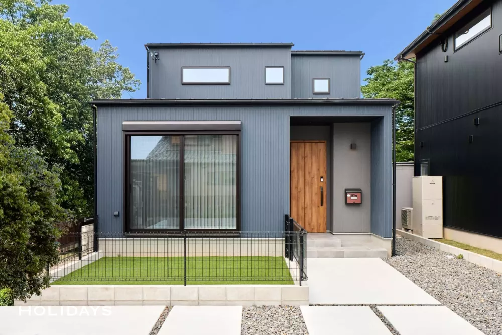 木目にグレーが映えるナチュラルモダンハウス