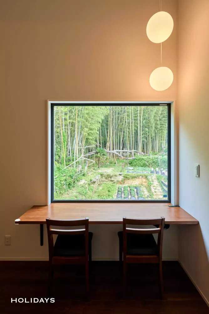 自然を切り取る窓と土間のある家