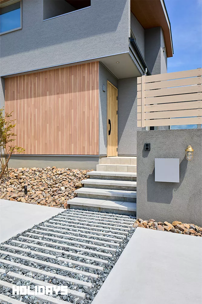 サッシやポスト、表札等の細かなパーツはゴールドとシルバーを組み合わせた。2つの異なる輝きを持つ素材を組み合わせることで、奥行き感のある上品な雰囲気を創り出している。