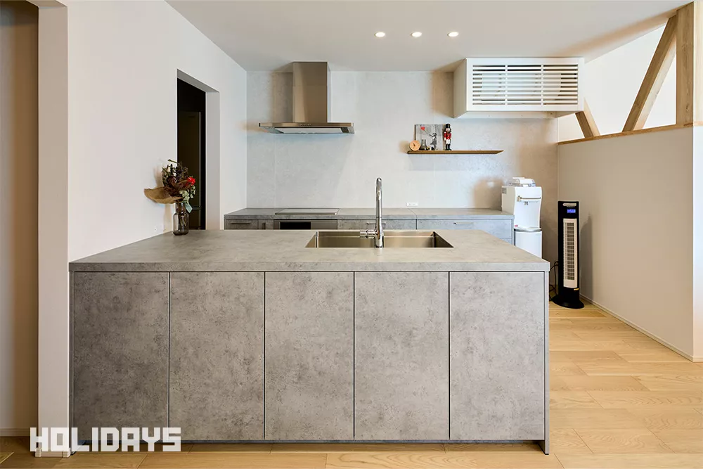 キッチンはセパレートタイプを採用。作業スぺーースが広い分、作業を分担しやすいため、ご家族で料理するのに便利。