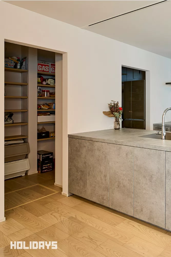 冷蔵庫や家電は、キッチンを回遊できる横のパントリーに収納。キッチンにものが溢れずすっきりとした印象を保つことができる。