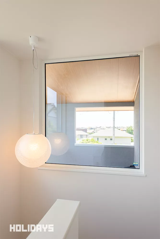 階段上部にはペンダントライトを設置。2Fホールからのアイキャッチにもなり空間のポイントに。