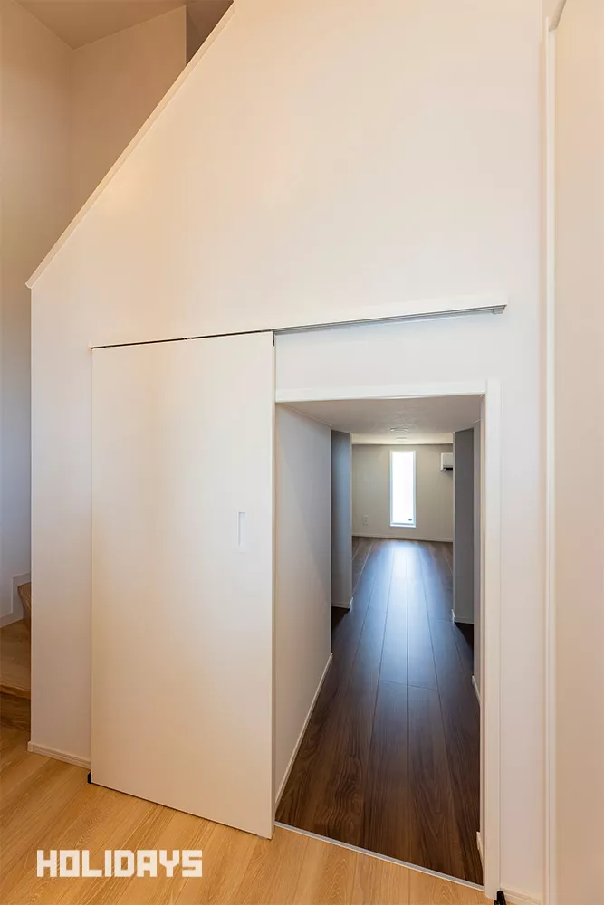 子供部屋下の階間には子供たちの秘密基地になりそうな収納スペースを設計。季節ものや普段使わない大きなものなどの収納としても活用できる。