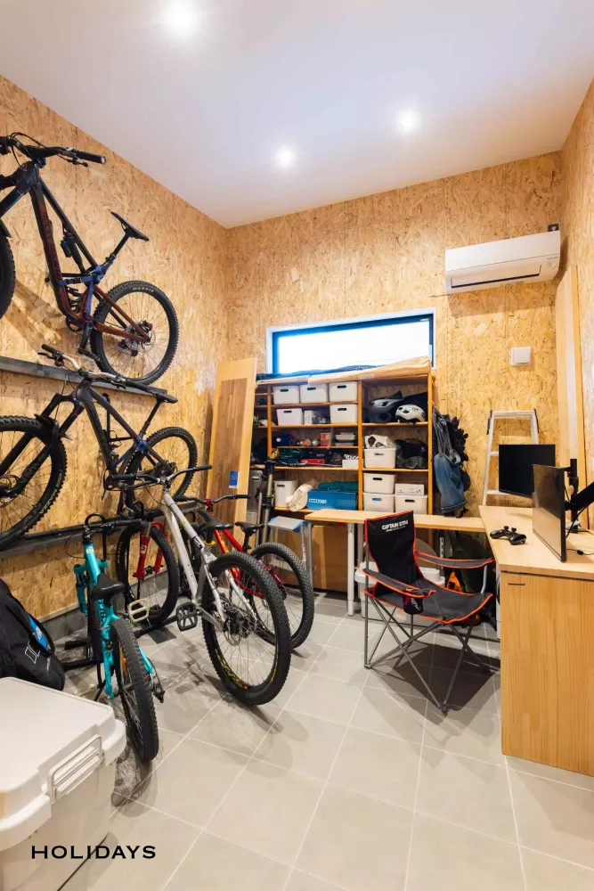 趣味に染まる土間空間。アウトドアを愉しむ家