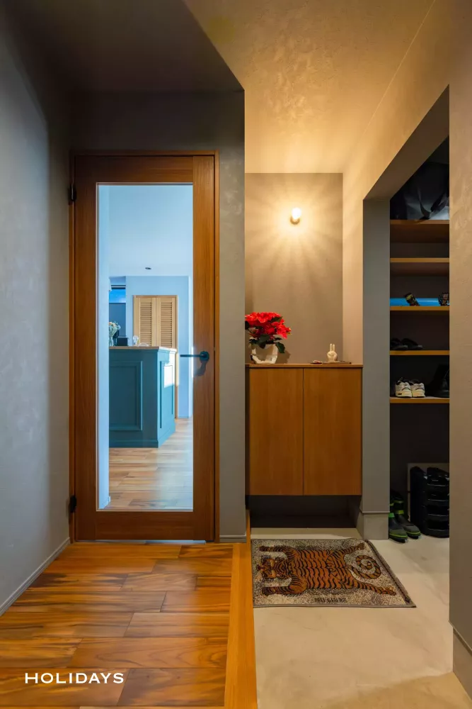 光射す土間、ミッドセンチュリーの家