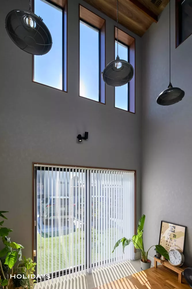 光射す土間、ミッドセンチュリーの家