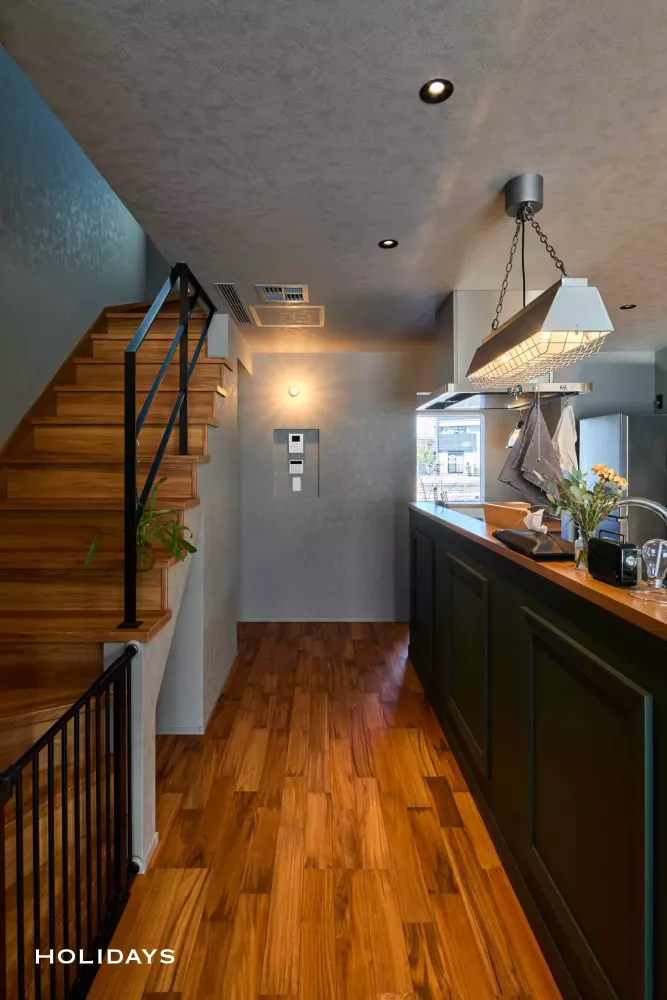 光射す土間、ミッドセンチュリーの家