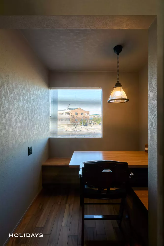 光射す土間、ミッドセンチュリーの家