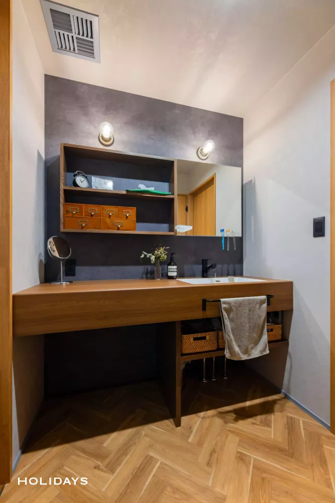 光射す土間、ミッドセンチュリーの家