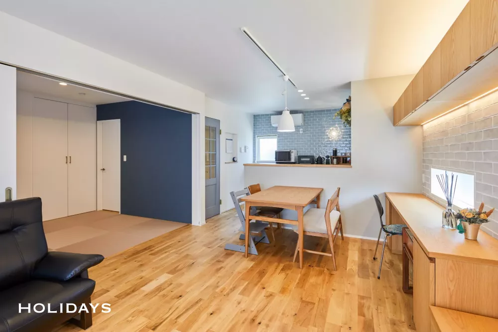 カントリーオークとタイルがつくりだす暖かみのある家