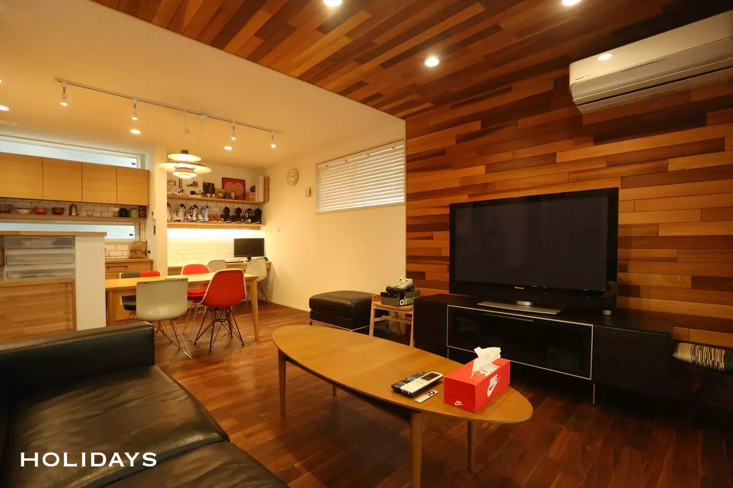 趣味と無垢材を活かした家