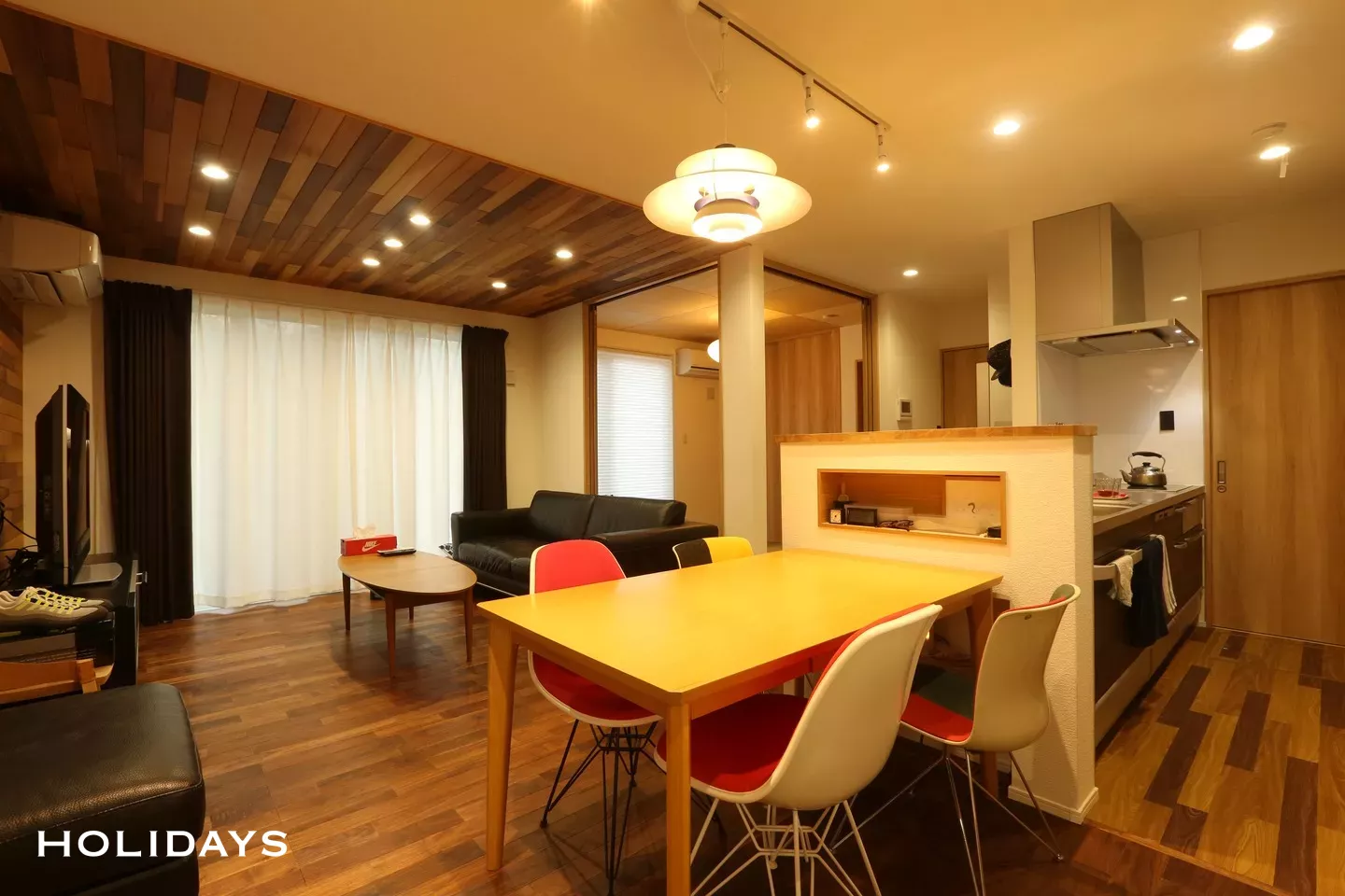 趣味と無垢材を活かした家