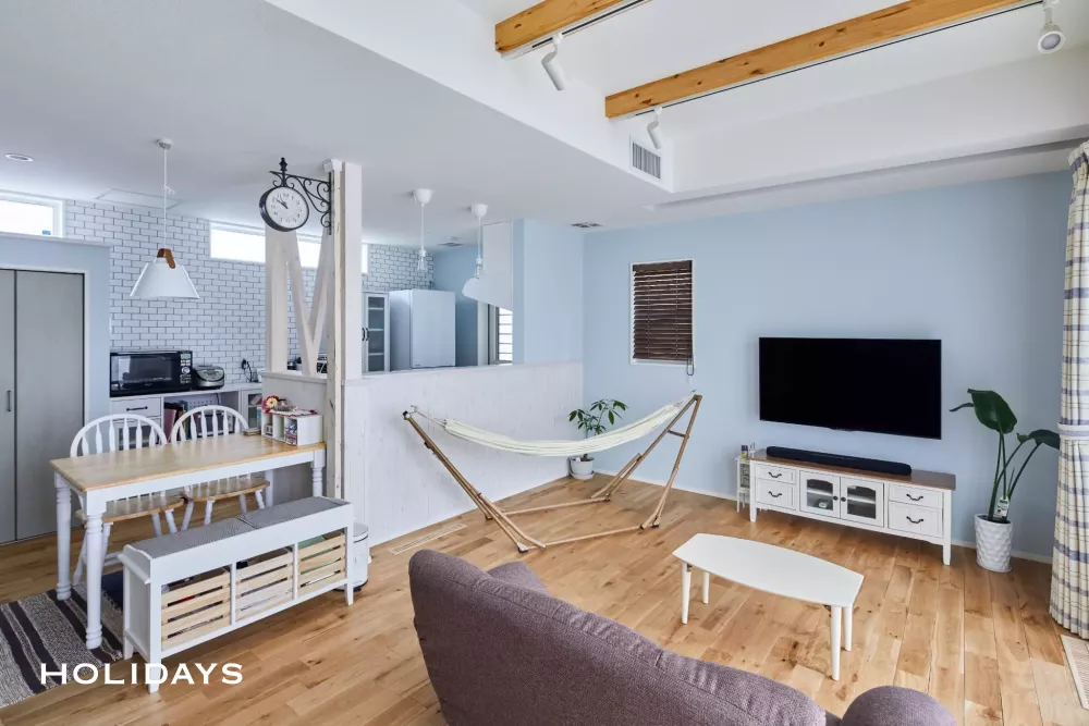 爽やかな海辺を思わせるカントリー風の家