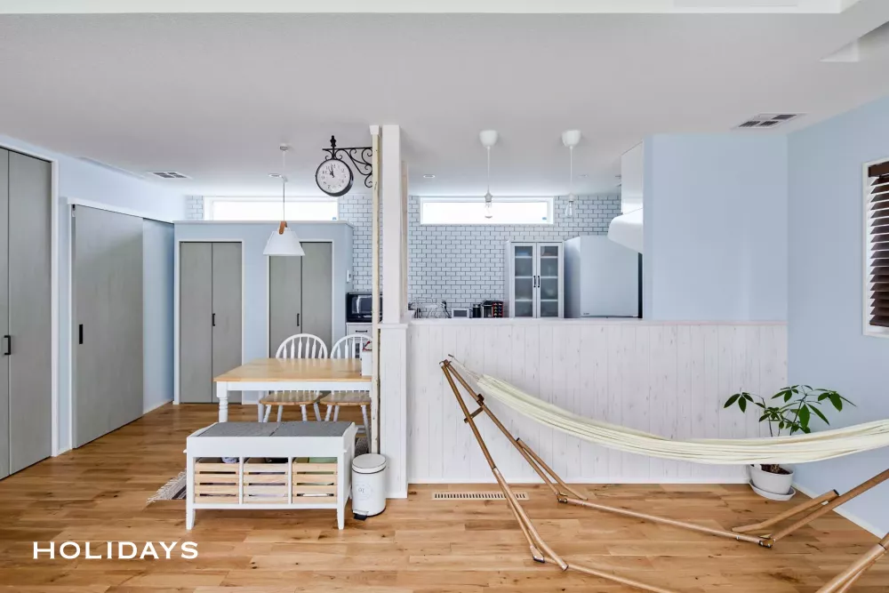 爽やかな海辺を思わせるカントリー風の家