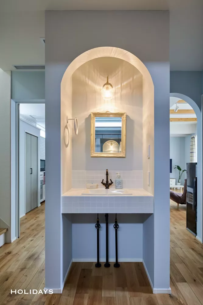 爽やかな海辺を思わせるカントリー風の家