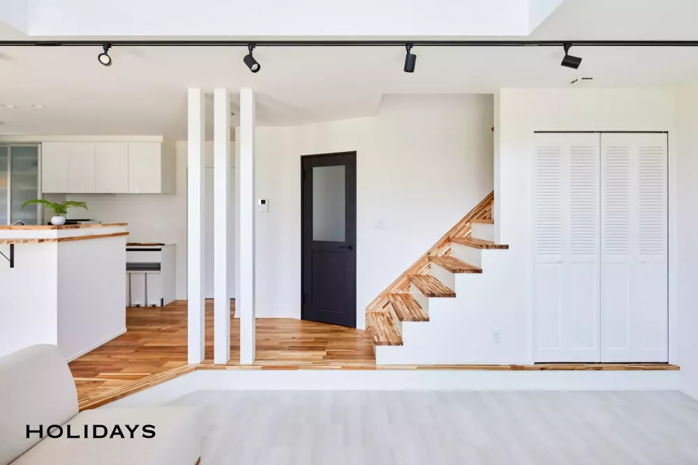 太陽の光が差し込む、リゾートテイストな家