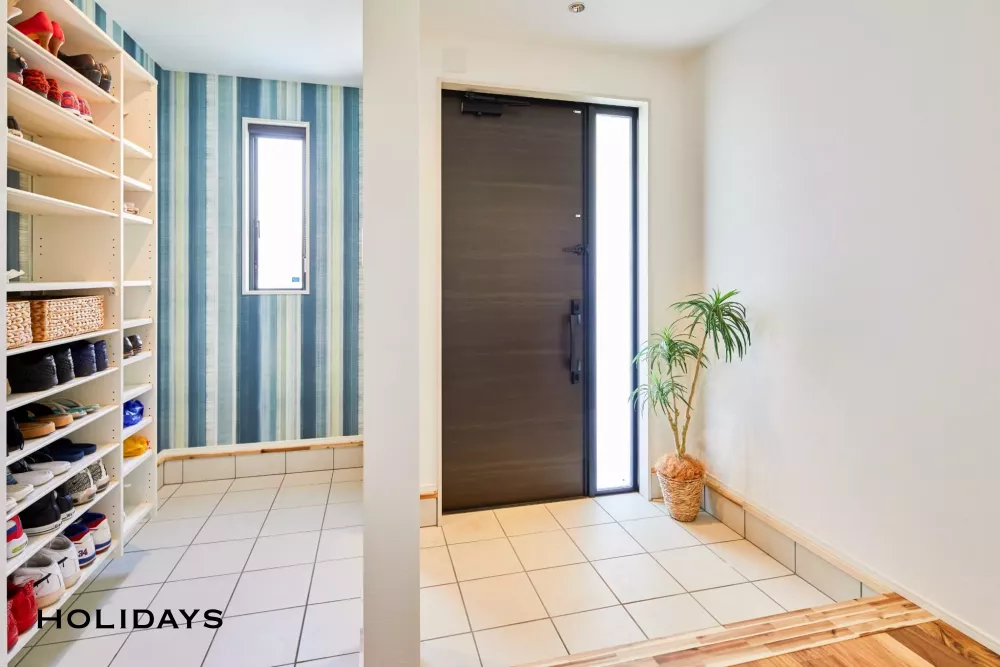 太陽の光が差し込む、リゾートテイストな家