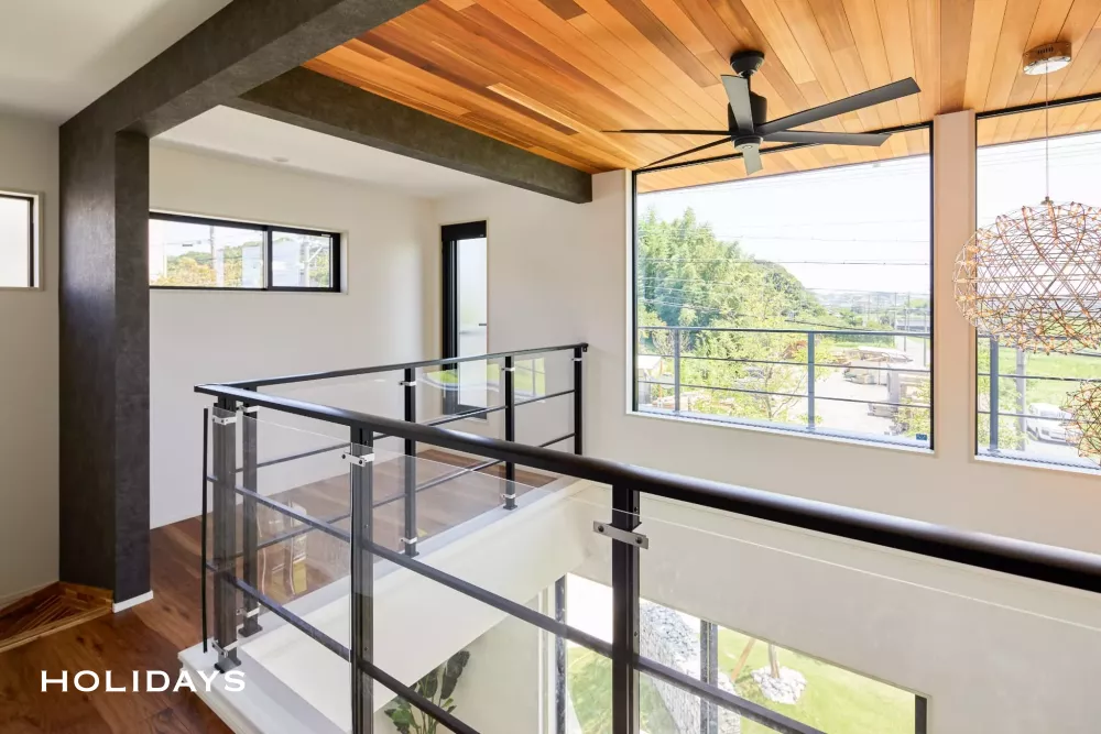 太陽の光が差し込む、リゾートテイストな家