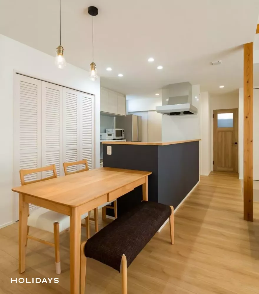 ブルーが映えるシンプルスタイルな家