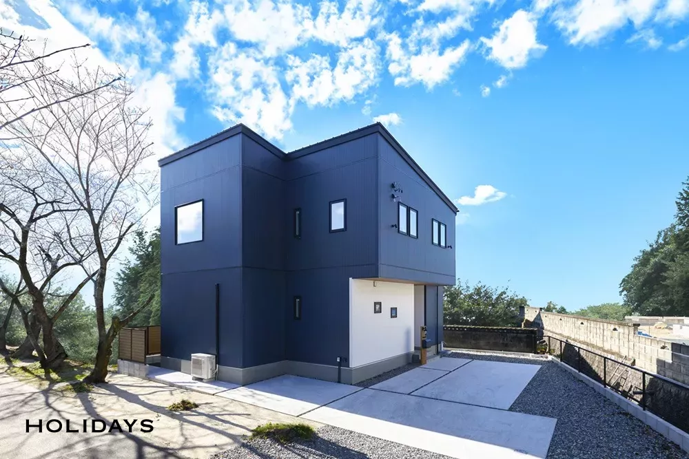 広い吹き抜けのあるマリンテイストの家