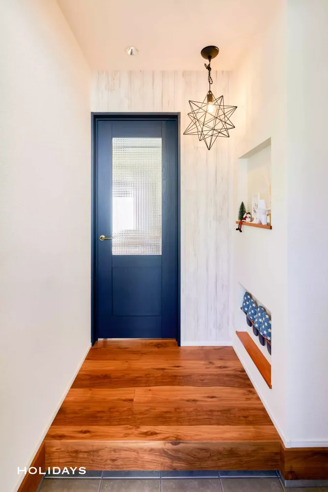 広い吹き抜けのあるマリンテイストの家