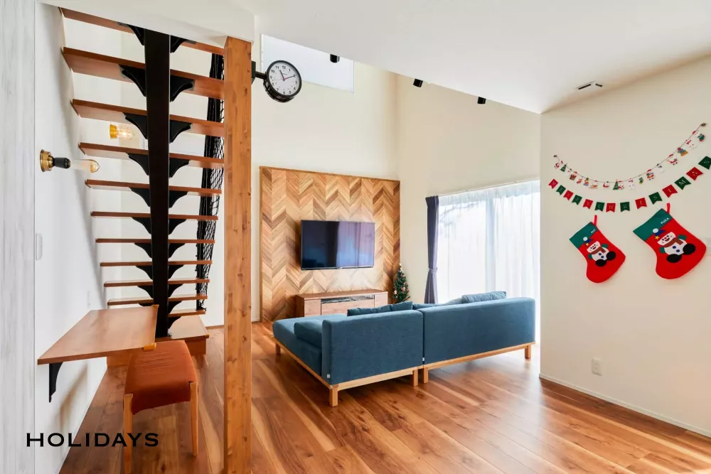 広い吹き抜けのあるマリンテイストの家