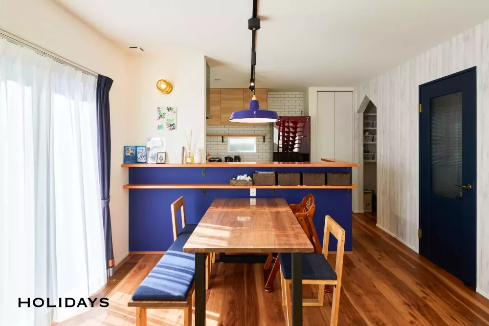 広い吹き抜けのあるマリンテイストの家