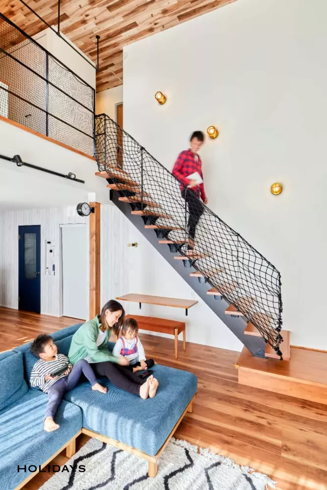 広い吹き抜けのあるマリンテイストの家