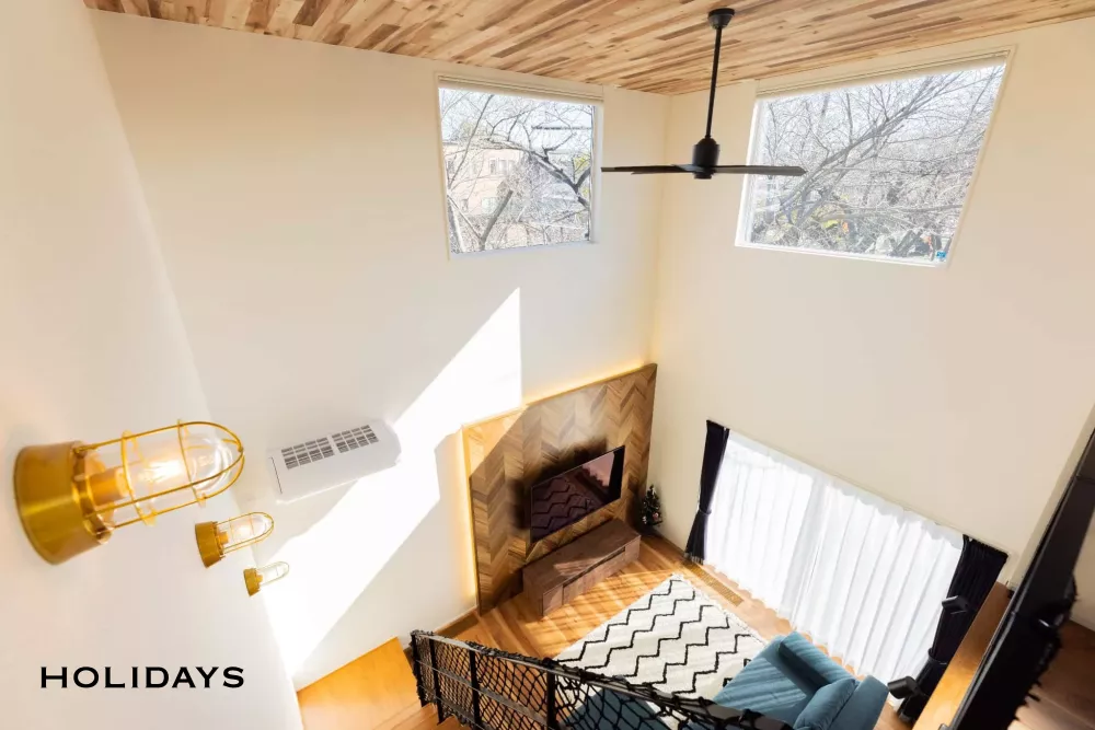 広い吹き抜けのあるマリンテイストの家