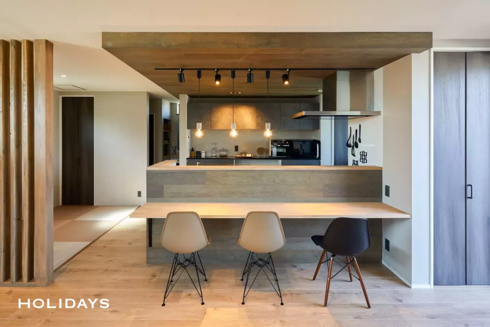 トレンドを押さえたスモーキーインテリアの家