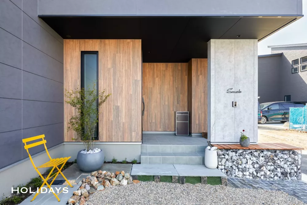 トレンドを押さえたスモーキーインテリアの家