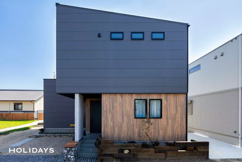 トレンドを押さえたスモーキーインテリアの家