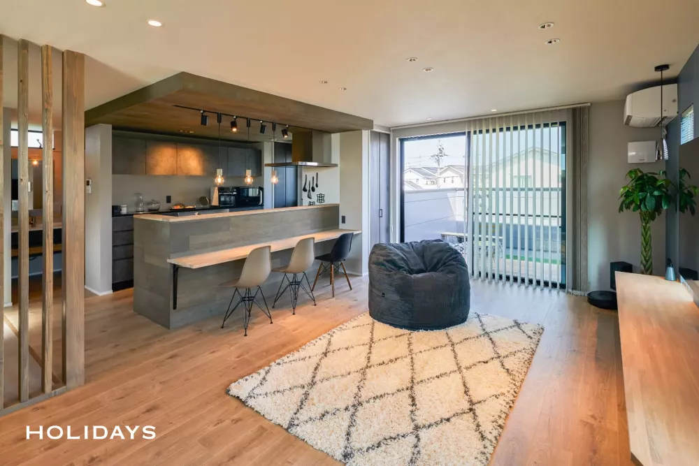 トレンドを押さえたスモーキーインテリアの家