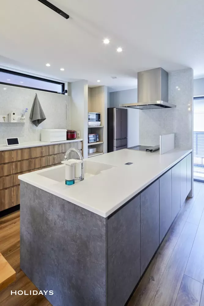 グレーと木目を巧みに組み合わせた北欧ナチュラルテイストの家