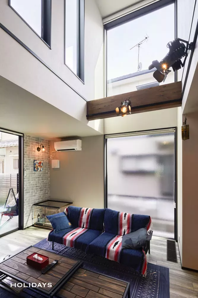 吹き抜けを採用した趣味と暮らすアメリカンテイストの家