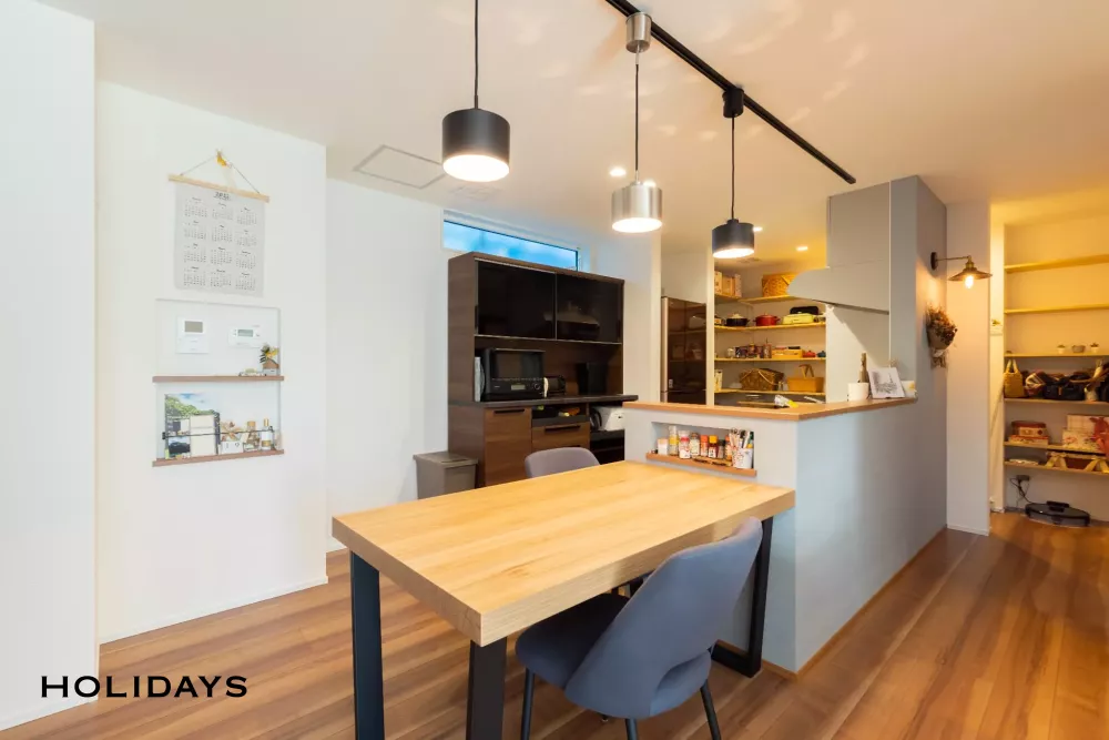 自然光に包まれたシンプルモダンな家