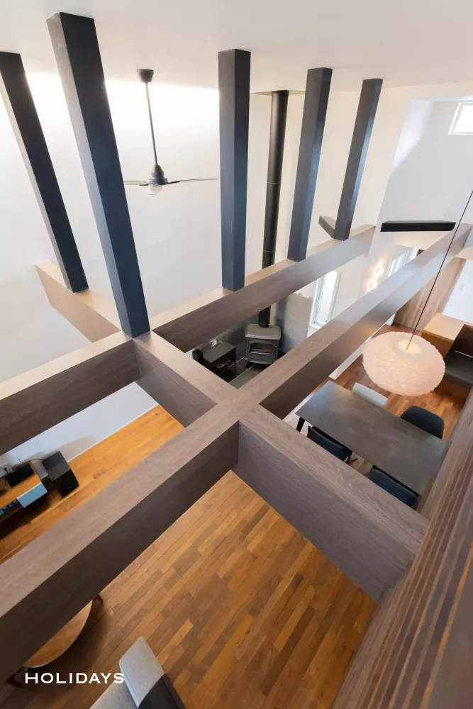 落ちつきのある上質なガレージハウス