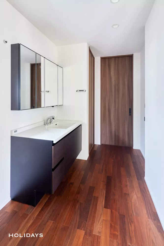 落ちつきのある上質なガレージハウス