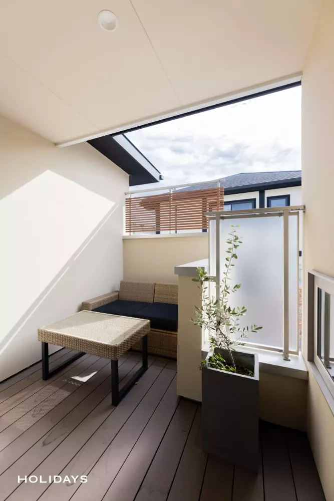 落ちつきのある上質なガレージハウス