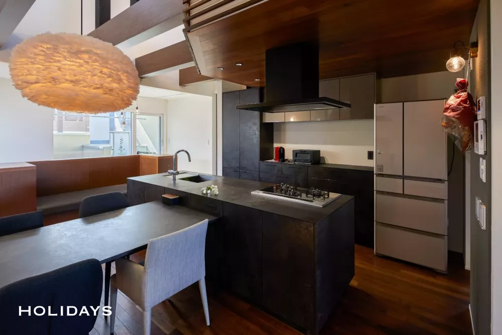 落ちつきのある上質なガレージハウス