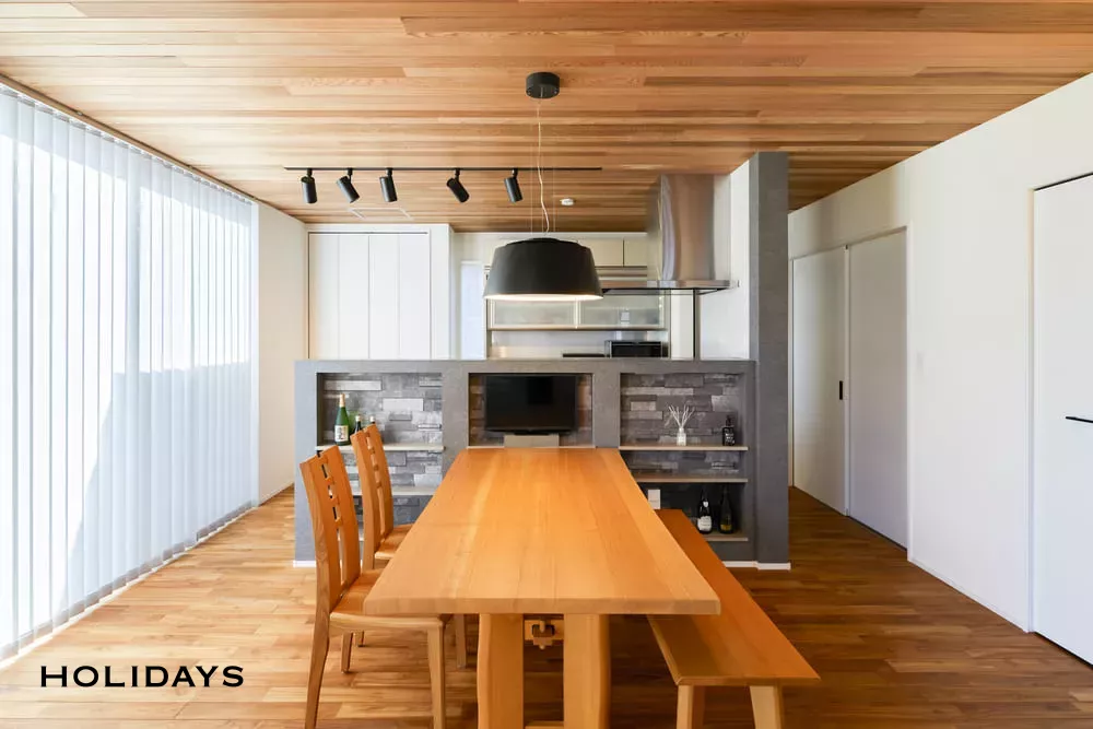 吹き抜けを取り入れた自然素材が美しい家