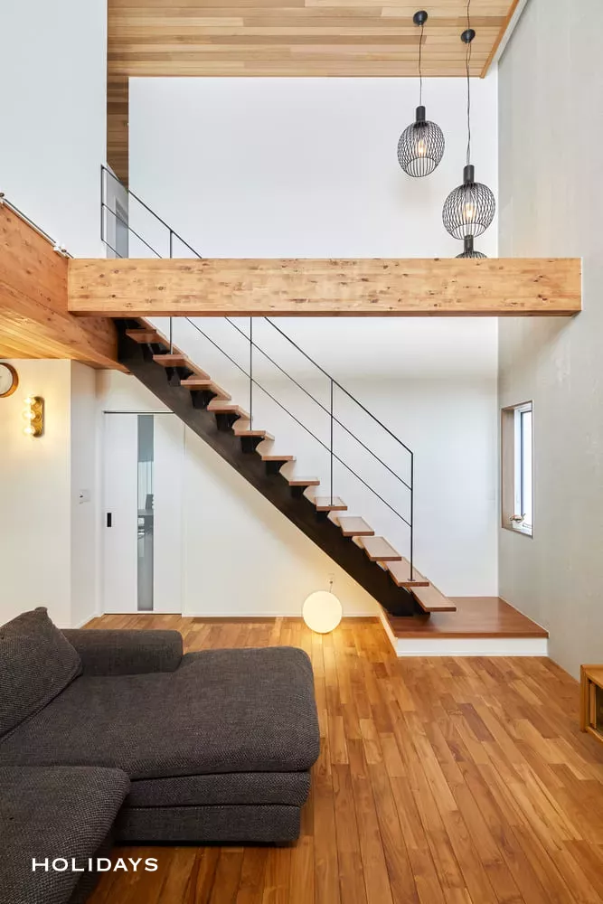 吹き抜けを取り入れた自然素材が美しい家