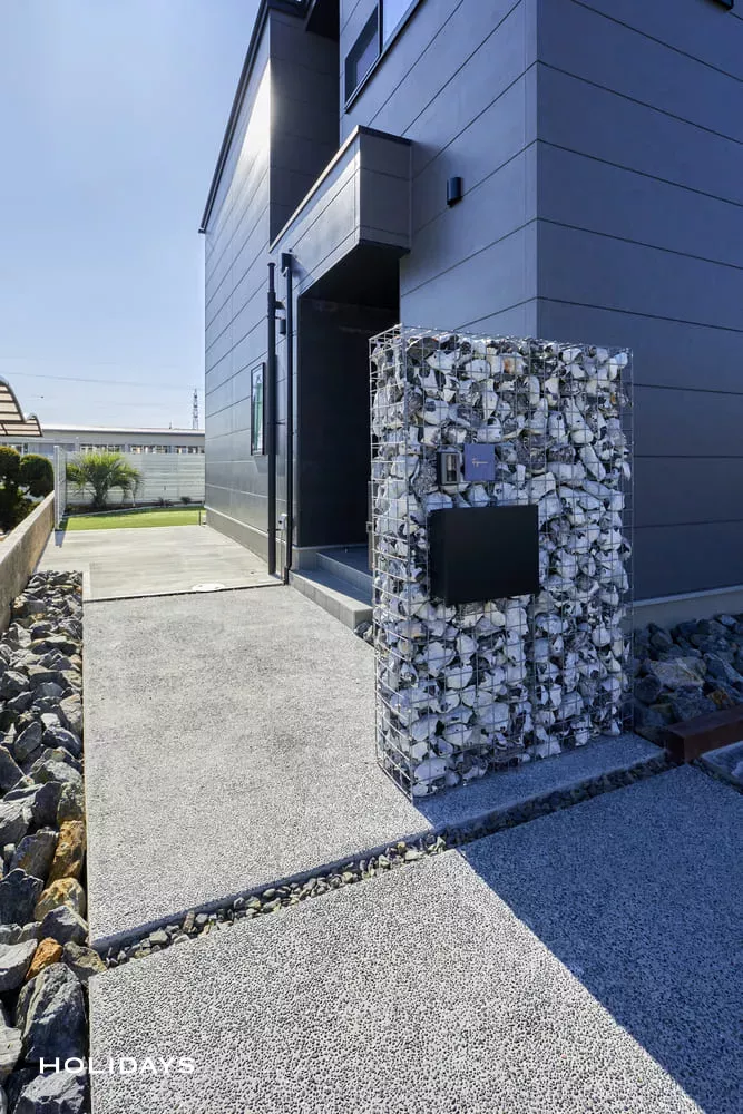 吹き抜けを取り入れた自然素材が美しい家