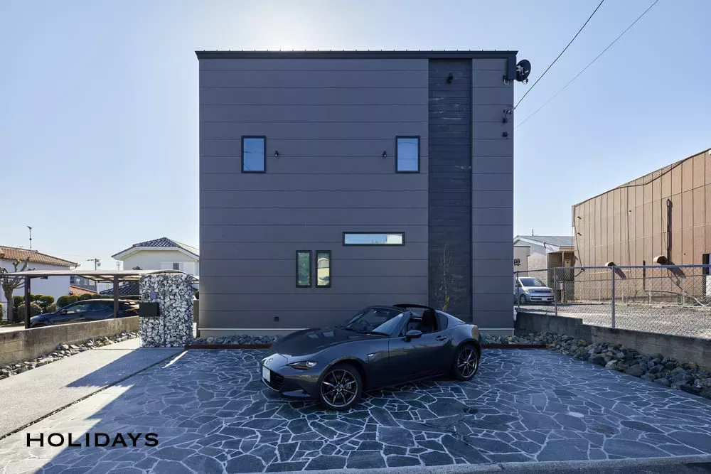 吹き抜けを取り入れた自然素材が美しい家