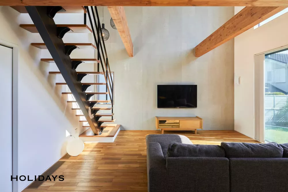 吹き抜けを取り入れた自然素材が美しい家