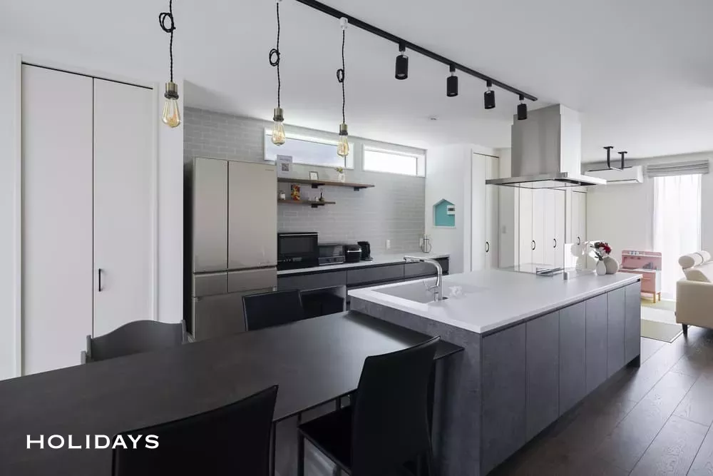 アイランドキッチンが中心になったモノトーンハウス