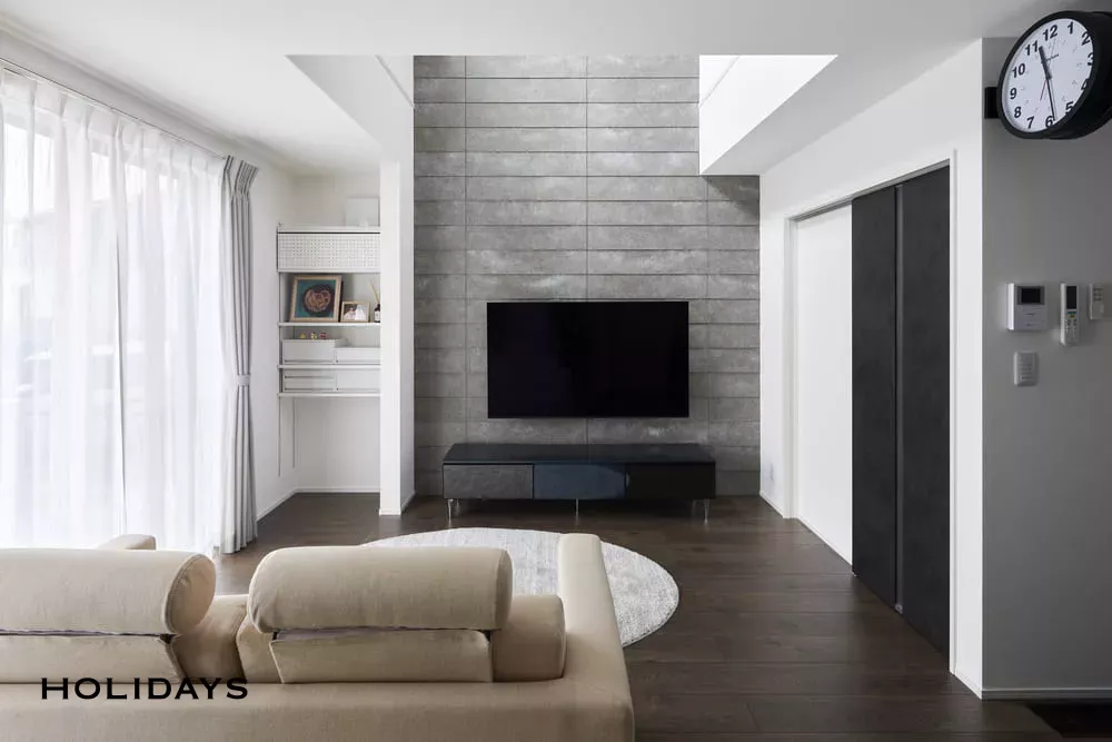 アイランドキッチンが中心になったモノトーンハウス