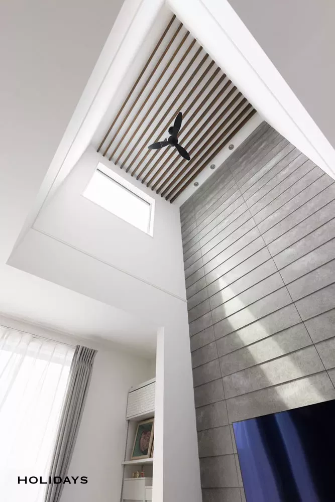 アイランドキッチンが中心になったモノトーンハウス