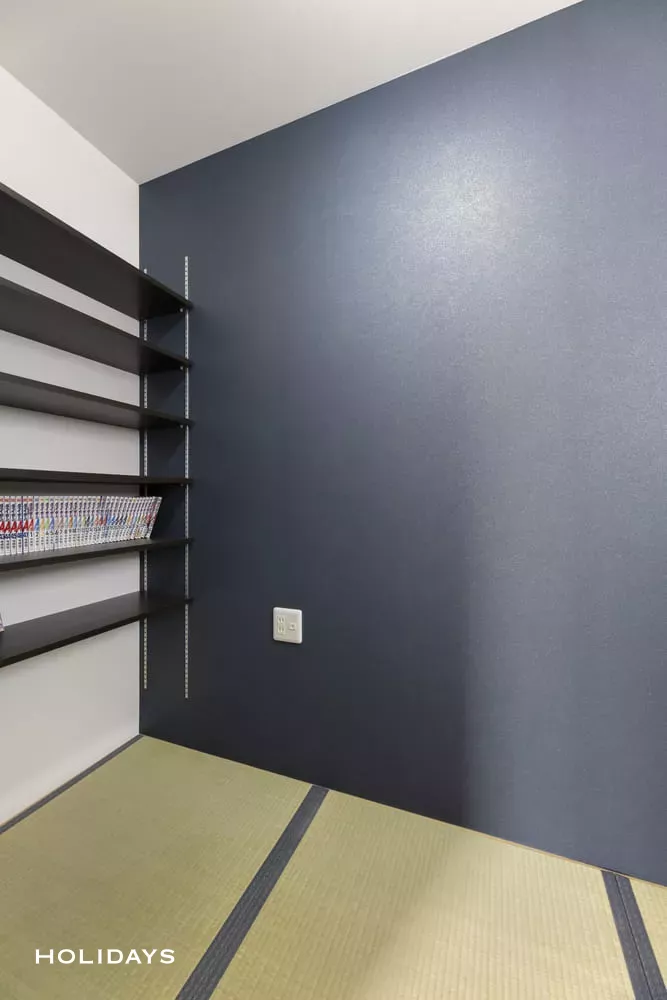 アイランドキッチンが中心になったモノトーンハウス