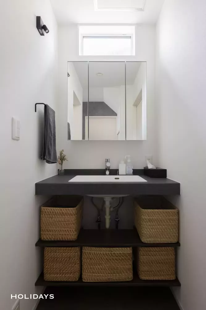 アイランドキッチンが中心になったモノトーンハウス